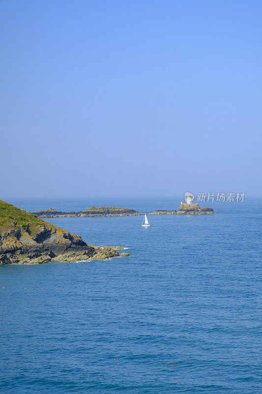 法国布列塔尼Côtes-d'Armor海岸的Le Mez de Goëlo群岛上的帆船